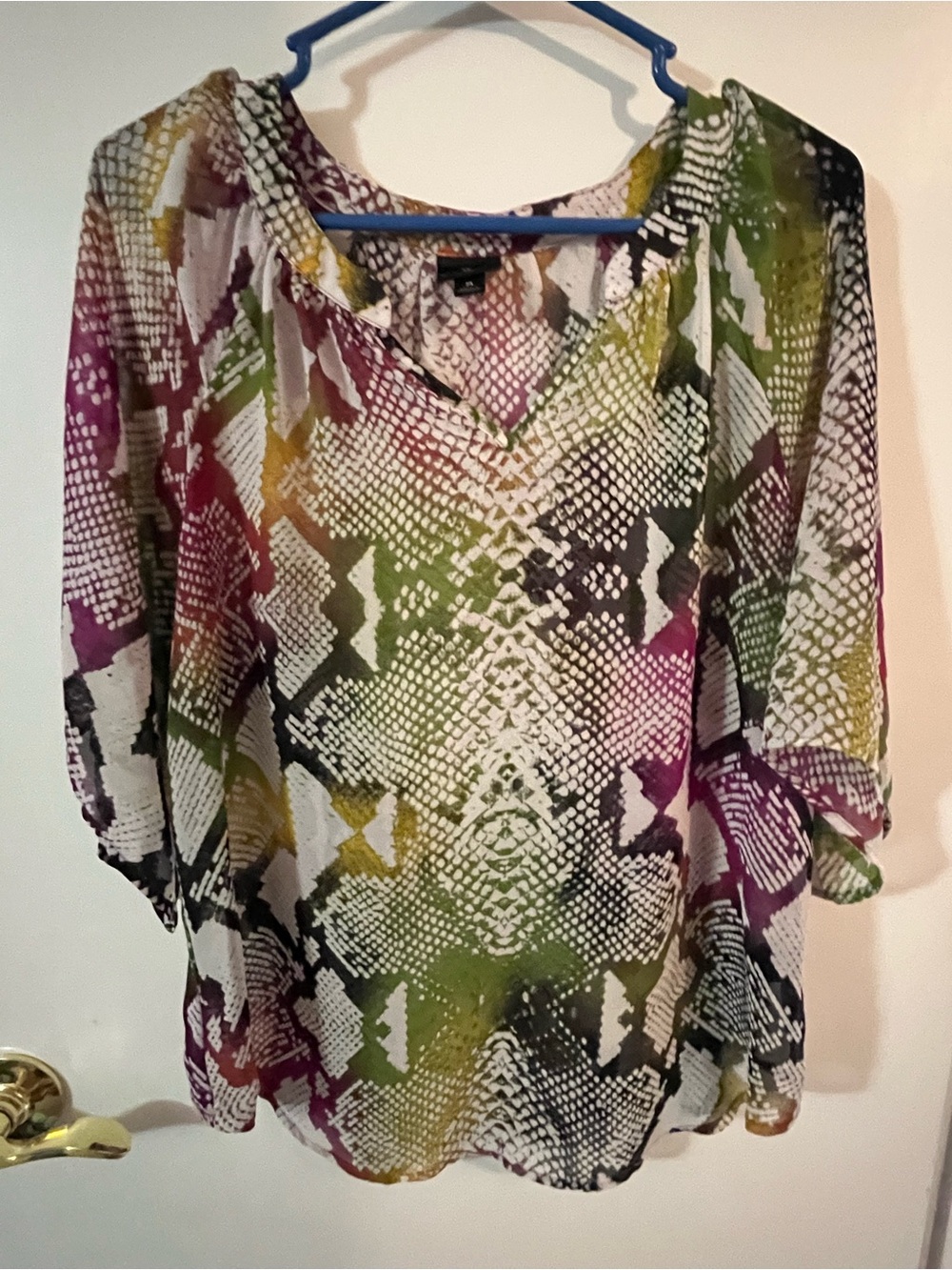 Worthington medium Women's Multicolor Print V-Neck Blouse flowy